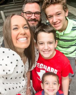 🎉✨I turned 41 today!✨🎉

I celebrated by eating 2 plates of sweet potato fries, wearing a dress with huge puffy sleeves, and delighting in the glittery gift wrap that my mom used to wrap a present. I may or may not have rubbed it all over my lap and face and thought it was the best thing ever. 🤩

So thankful for another year of trusting God and loving on His people! ✨🎉✨