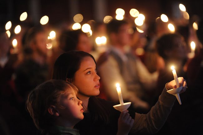 Family christmas picture ideas at home.