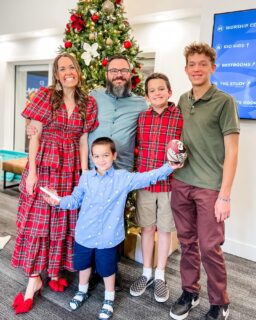 When you’re in the middle of wrapping gifts on Christmas Eve and spike a fever and suddenly you’re feeling the worst you have felt in years and you can’t get out of bed to go to all of the family Christmas celebrations…

<<< Swipe left <<<

So your mom shows up on your doorstep to bring the celebration to you. 🎄😂

Merry Christmas from the Brasington family! ❤️💚❤️💚